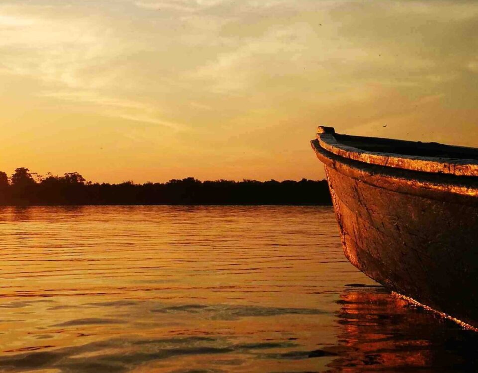 Turistas en bote durante el Tour Puerto Nariño, Tres Fronteras y Reserva Marasha.